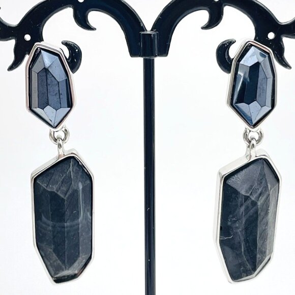 SIMPLY VERA Vera Wang Signed Earrings Black Faceted Stone Drop Silver Tone Mod - Picture 1 of 10